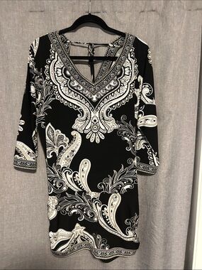 White House Black Market Black & White Paisley V-Neck Tunic/Dress